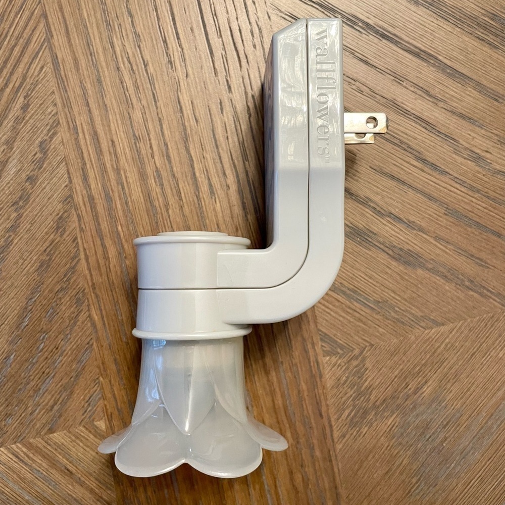 Bath and Body Works Wallflower Plug-In Scent Diffuser Clear Flower